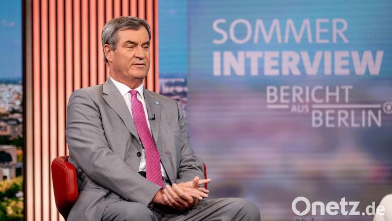 Hohe Spritpreise drücken das Gemüt der Autofahrer in Deutschland auch in den Sommerferien. CSU-Chef Söder hat aber auch keine kurzfristige Lösung parat. Bild: Fabian Sommer/dpa