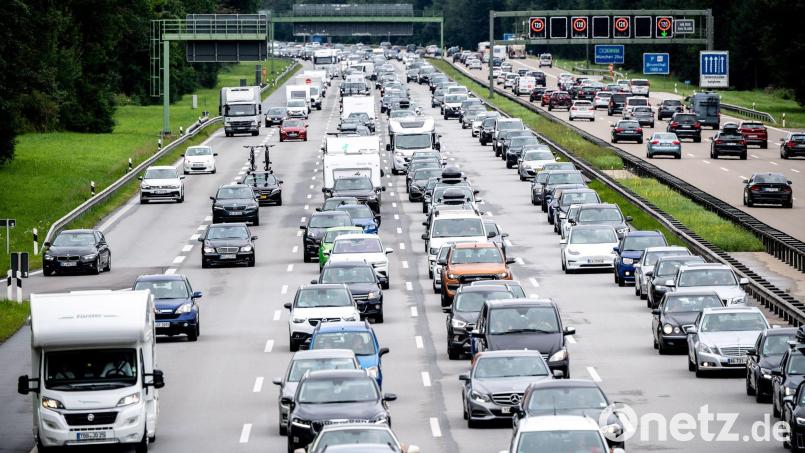 Bundesweit hatte es am Sonntag 30 längere Staus gegeben. (Archivbild) Bild: Matthias Balk/dpa