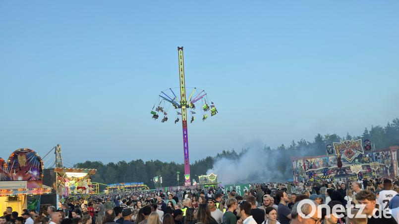 Die Menschen strömten am Samstagabend nach Grafenwöhr auf das Volksfest-Gelände. Bild: Gerald Morgenstern