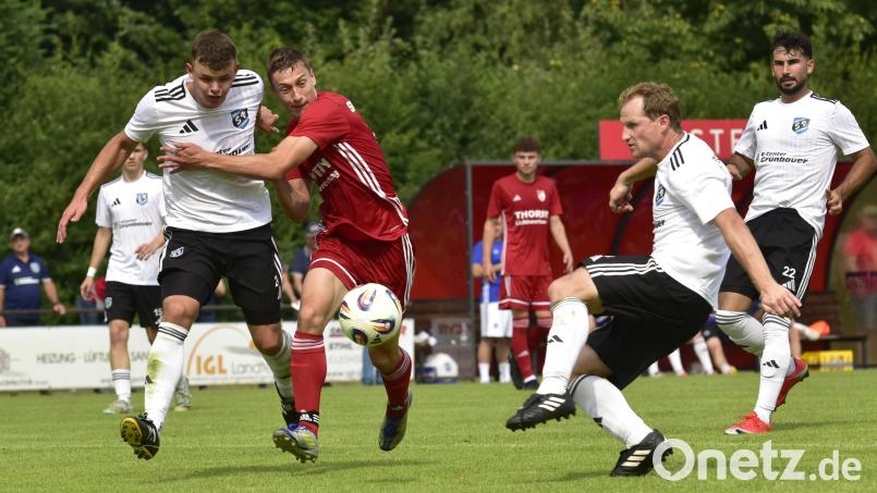 Der Etzenrichter Spielertrainer Andreas Wendl (Zweiter von rechts) klärt eine brenzlige Situation: Der Landesligaabsteiger SV Etzenricht nahm auch die Hürde bei der SpVgg Pfreimd und siegte mit 2:0. Bild: Hans Mark