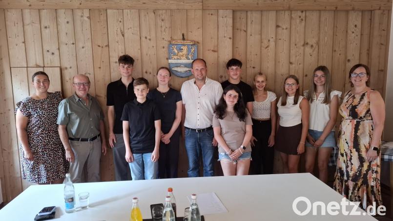 Bürgermeister Thomas Kleber (Mitte) gratuliert mit Bürgermeistervertretern und Jugendbeauftragten den Schülerinnen und Schülern zu ihren sehr guten Schulabschlüsse. Bild: Karl Ziegler