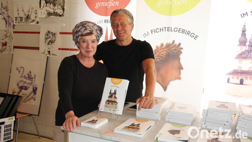 Susanne Neumann und Buchautor Oliver van Essenberg waren die Organisatoren des Zweiten Kunst- und Genussmarktes im Badehaus Maiersreuth. Bild: Konrad Rosner