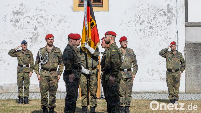 Ihr feierliches Gelöbnis legten Rekruten des Logistikbataillons 472 aus Kümmersbruck in ihrer Patengemeinde Schmidmühlen ab. Bild: Bundeswehr