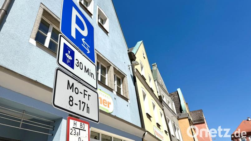 Parken in Neustadt/WN am Stadtplatz ist aktuell für 30 Minuten kostenfrei möglich. Würde es jetzt schon Geld kosten, könnte es zur Verkehrsberuhigung beitragen, meint der Kommentator. Bild: Gabi Schönberger