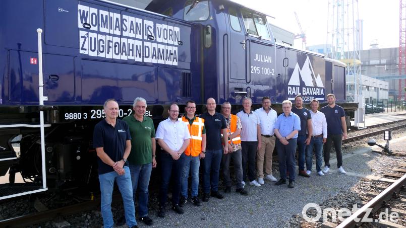Verbandsdirektor Thomas Knoll und ZMS-Mitarbeiter begrüßen die erste Lok des neuen Bahntransporteurs Rail Bavaria Logistik beim Müllkraftwerk Schwandorf. Bild: Stefan Karl