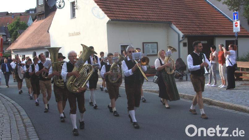 Angeführt wurde der Festzug am Auftaktabend von der Blaskapelle Falkenberg. Bild: Werner Robl