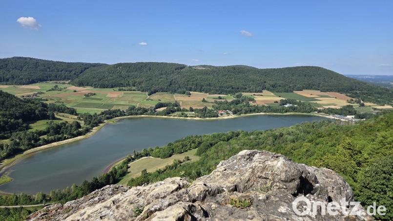 Malerisch: Vom Hohlen Fels (ein Teil der Houbirg) eröffnet sich Wanderern ein Panorama-Blick auf den Happurger Stausee, eingebettet in die Hersbrucker Alb. Bild: Tobias Gräf