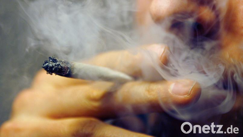 Die Grenzpolizeiinspektion Selb hat in einem Zug von Marktredwitz nach Eger bei drei jungen Männern insgesamt sechs Joints entdeckt. Symbolbild: Daniel Karmann/dpa