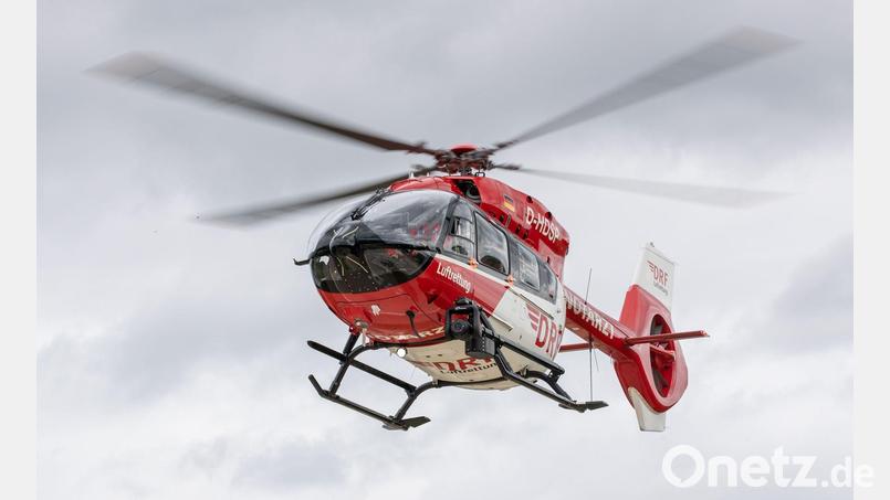 Ein Rettungshubschrauber bringt den Jungen in ein Krankenhaus. (Symbolbild) Bild: Daniel Karmann/dpa