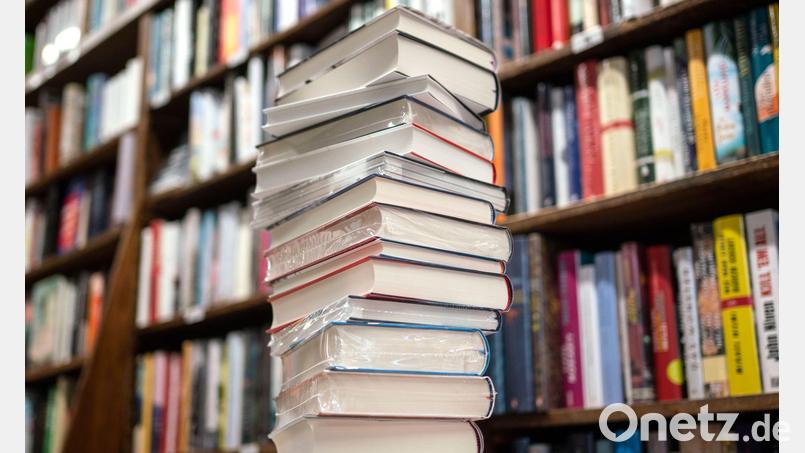 Welche Bücher dürfen mit in den Urlaub? Ehrlich gesagt: Keine Ahnung. Symbolbild: Frank Rumpenhorst/dpa