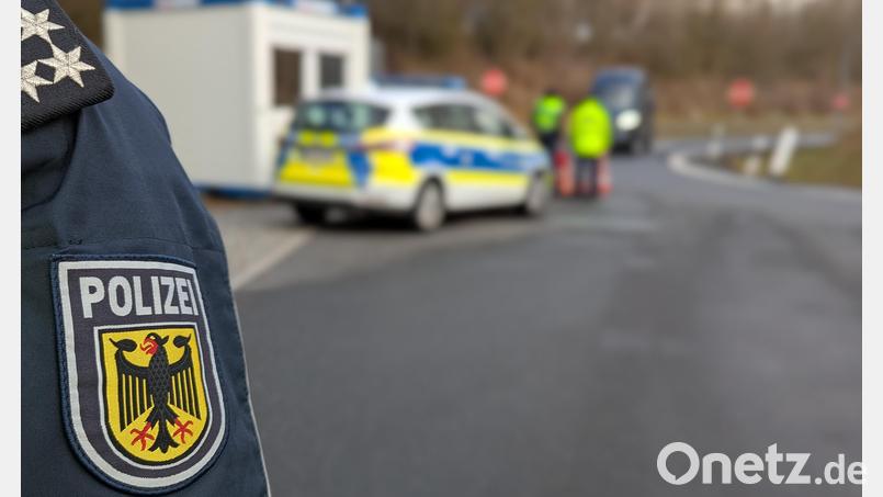 Bei einer Grenzkontrolle auf der A6 verweigert die Bundespolizei einem Nordmazedonier die Einreise. Symbolbild: Bundespolizei