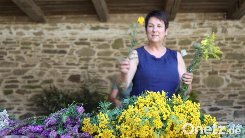 Ulrike Gschwendtner beim Kräuterbuschenbinden im Freilandmuseum Oberpfalz. Bild: Eva Gröninger