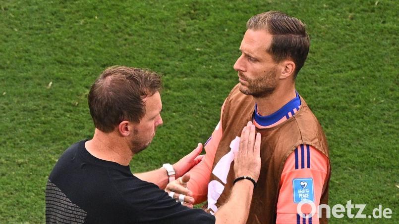 Haben alles geklärt: Ex-Bundestrainer Julian Nagelsmann (l) und Torwart Oliver Baumann. (Archivbild) Bild: Tom Weller/dpa