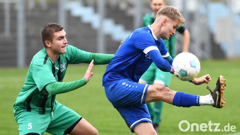 Johannes Rodler (rechts) trifft am Dienstagabend mit der SpVgg SV Weiden II auf Jakob Siegert (links) und den FC Weiden-Ost. Bild: Gerhard Büttner