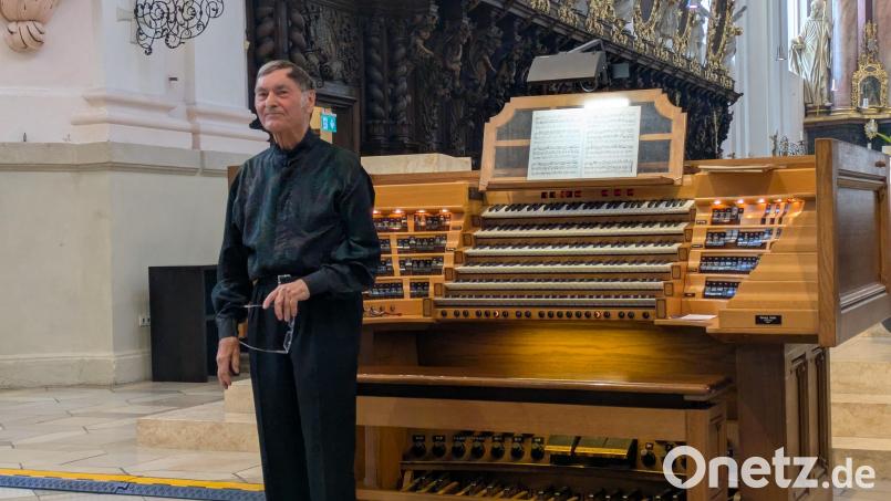 Professor Günther Kaunzinger beim Schlussapplaus nach seinem Orgelkonzert in der Basilika Waldsassen. Bild: Paul Zrenner