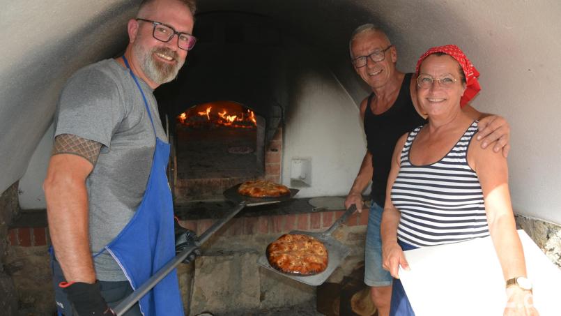 Beim Backofenfest in Störnstein gab es frisch gebackenen Zuckerkuchen aus dem Backofen. Bild: Josef Rosner
