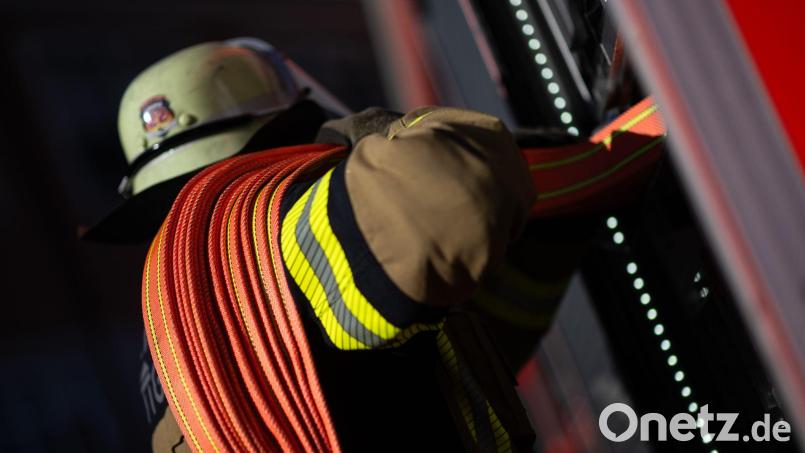 Die Feuerwehr schaffte es nicht, den Brand einzudämmen. (Symbolbild) Bild: Marijan Murat/dpa