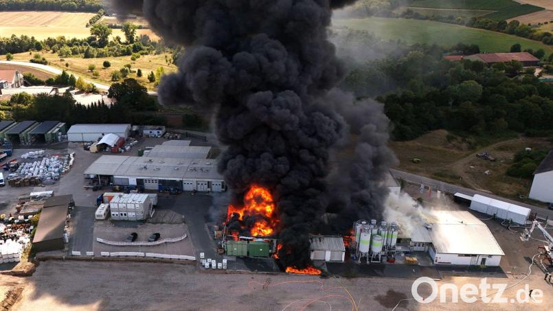 Am Sonntagnachmittag war das Feuer in einem Kunststoffbetrieb ausgebrochen. Bild: Christian Schulz/Kamerateam Hosser/dpa