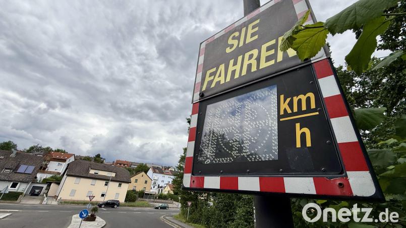 Die Messanlage an der Maintenonbrücke (Richard-Strauß-Straße), kurz vor der Einmündung in die Sulzbacher Straße. Bild: upl