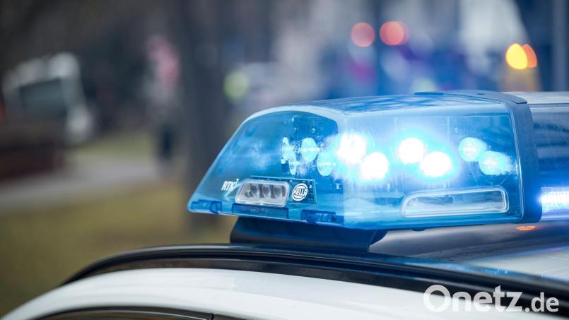 Streifenbeamten nehmen den Mann noch vor Ort fest. (Symbolbild) Bild: Daniel Vogl/dpa