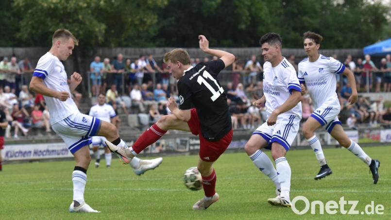 Patrick Lippert (Nummer 11) erzielte drei Treffer für die DJK Dürnsricht gegen den SV Diendorf. Bild: ham
