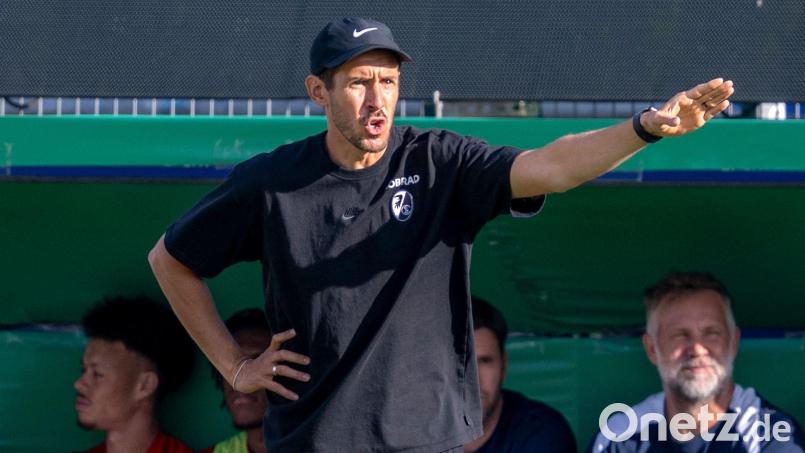 Müssen in der Conference League nach Finnland oder Schottland: Julian Schuster und seine Freiburger. (Archivbild) Bild: David Inderlied/dpa