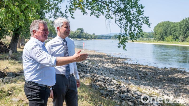 Der neue Bundesverkehrsminister Steffen Bilger (r, CSU) und sein bayerischer Amtskollege Christian Bernreiter (CSU) sehen im Donauausbau eine wichtige Maßnahme zur Verbesserung der Güterschifffahrt bei Niedrigwasser. Bild: Armin Weigel/dpa