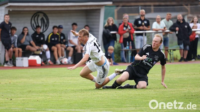 Eine typische Derby-Szene: Johannes Vetter von der DJK Ebnath (rechts) schickt den Neusorger Simon Heser auf den Rasen. Bild: Dieter Jäschke