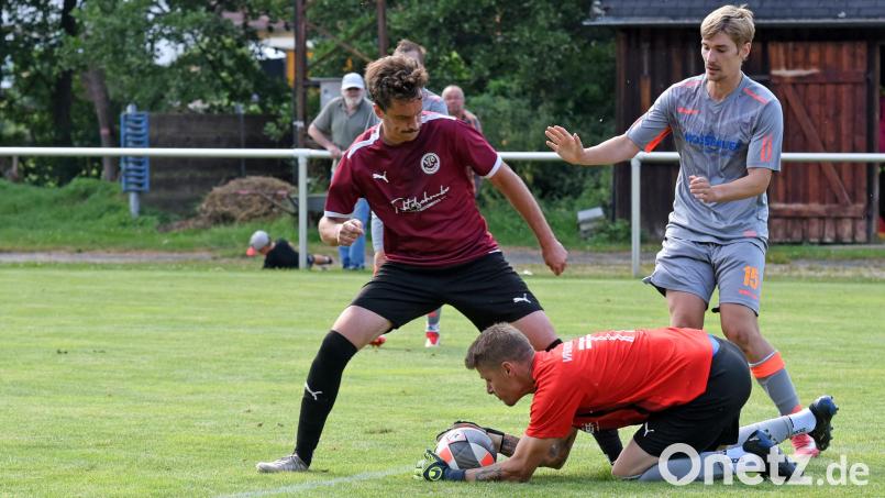 Der TSV Waldershof unterlag am Sonntag dem VfB Arzberg mit 0:1. In dieser Szene kommt Philipp Bertsch (rechts) gegen VfB-Torwart Jan Altrock und Verteidiger Florian Graf zu spät. Bild: Rudi Gebert