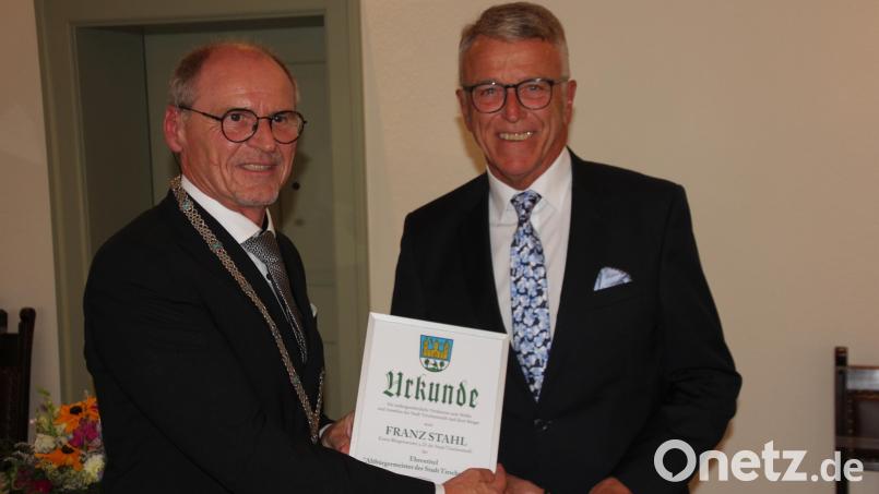 Bürgermeister Hans-Peter Schärl (links) überreicht Franz Stahl die Ernennungsurkunde zum Ehrenbürger und zum Altbürgermeister. Bild: Konrad Rosner