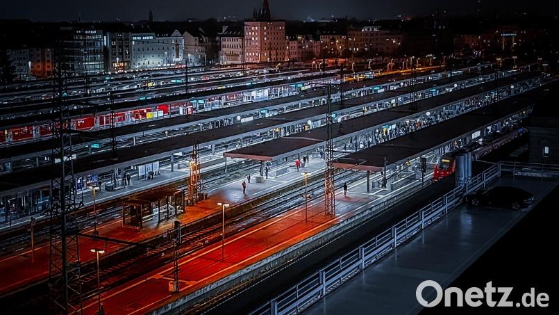 Eine nackte Frau beschädigt in Nürnberg ein Auto, steigt in einen Bus und läuft dann in den Hauptbahnhof Nürnberg. Symbolbild: Alexander Unger