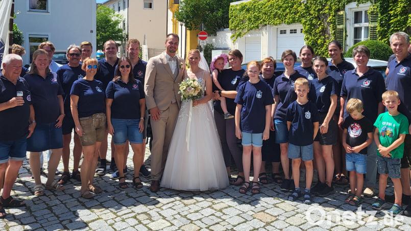 Die Wasserwacht-Ortsgruppe Schwarzenfeld gratulierte ihren Aktiven Marina und Stefan Obermeier zur Hochzeit. Bild: Korbinian Kurz