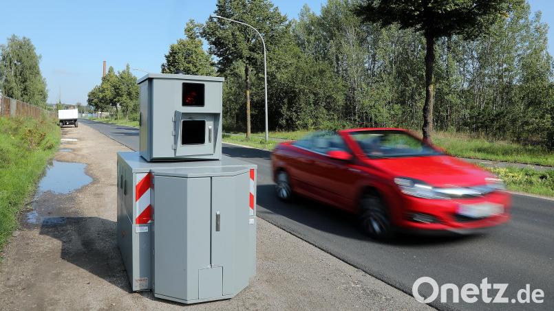 Ein Unbekannter hat bei Theuern (Landkreis Amberg-Sulzbach) einen Blitzanhänger der kommunalen Verkehrsüberwachung so beschmiert, dass das Gerät nicht mehr funktionstüchtig war. Symbolbild: Wolfgang Steinbacher