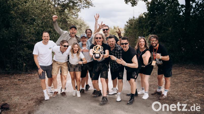 Die Troglauer (dunkle Hemden und Shirts) liefern mit "Bierzelt Legende" den offiziellen Wiesn-Hit 2026. Mit 22.000 Stimmen setzten sie sich in der Endauswahl gegen sechs weitere Bewerber durch. Bild: Maria März