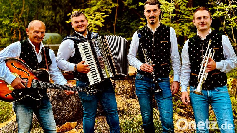 Das Krainer-Quartett Merlin mit (von links) Norbert Ritzer, Merlin Ritzer, Lukas Brendel und Marcel Failner sorgt in der „Almhüttn“ in Weiden für einen stimmungsvollen Abend mit Oberkrainerklängen. Bild: Lena Kiener