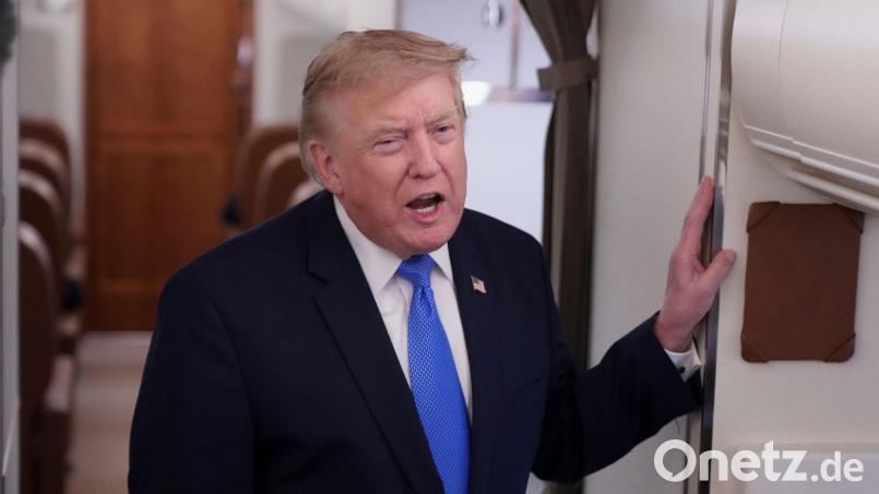 Trump sprach an Bord der Präsidentenmaschine mit mitreisenden Reportern. Bild: Jacquelyn Martin/AP/dpa