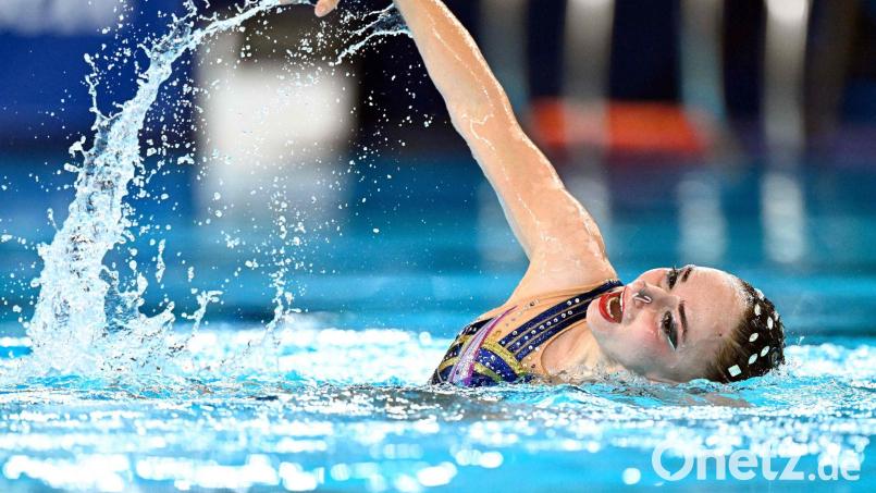 Klara Bleyer gewann bei den Europameisterschaften im Synchronschwimmen Silber in der Freien Kür des Solowettbewerbs. Bild: Julien De Rosa/AFP/dpa