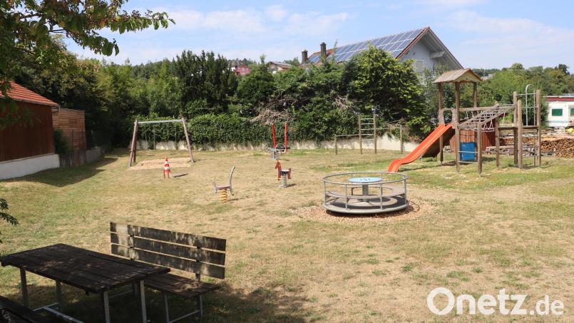 Der Spielplatz an der Bahnhofstraße in Vilshofen wird auch dank des Einsatzes der Eltern im Ort ertüchtigt, begrünt und bepflanzt Bild: Michael Rabenhofer