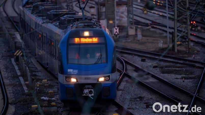 Die BRB ist von Bauarbeiten am Bahnnetz betroffen. (Archivbild) Bild: Peter Kneffel/dpa