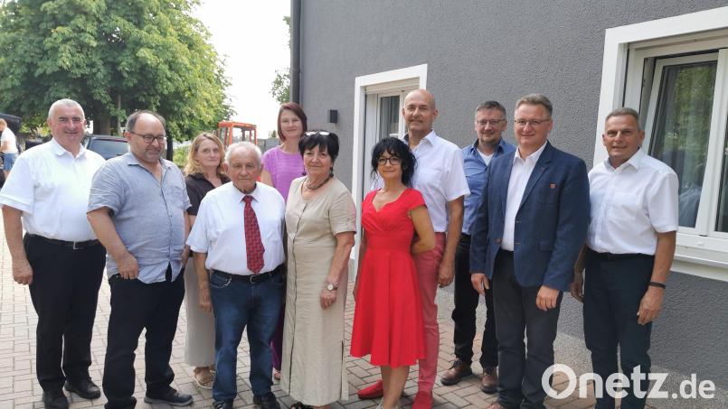 Anni Klier feierte ihren 80. Geburtstag mit vielen Gratulanten. Dazu zählten neben der Familie (ab Zweiter von links: Sohn Roland mit Andrea, Gatte Josef, Patenkind Tanja, Tochter Karola mit Anton) auch Dekan Alfons Kaufmann (links), Bürgermeister Adolf Hammer (Zweiter vor rechts) mit Stellvertreter Adolf Zitzmann (Dritter von rechts) und Vorgänger Norbert Eckl (rechts). Bild: Gertraud Portner