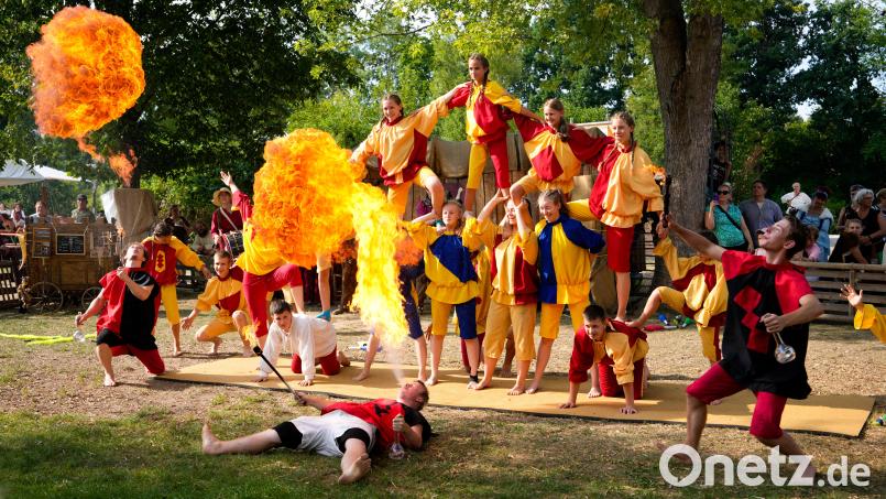 Feuerspucker und Kinderakrobaten boten beim Mittelaltermarkt in Neunburg vorm Wald eine spektakuläre Show. Bild: Winkler Manuel