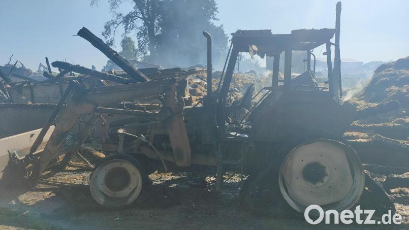 Eine Lagerhalle, ein Stall und Maschinen wurden bei einem Großbrand in Unterbibrach zerstört. 15 Kühe starben. Mögliche Brandursache könnte ein technischer Defekt gewesen sein. Bild: Lisa Sebald