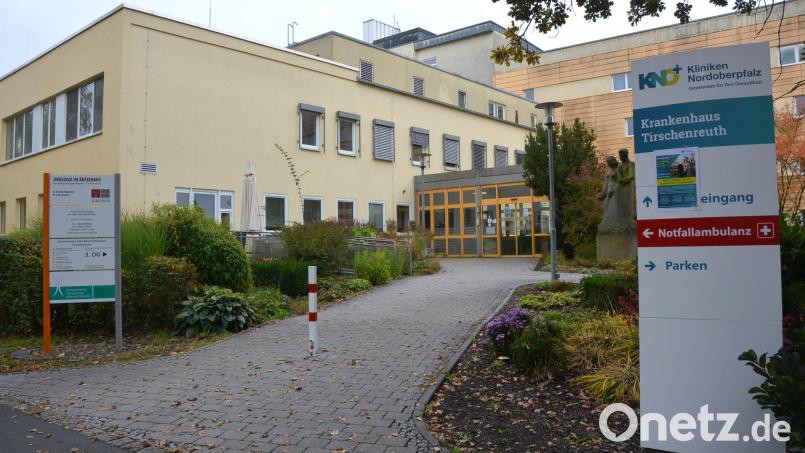 Das Krankenhaus Tirschenreuth soll in ein Zentrum für ambulante Operationen und Altersmedizin umgebaut werden. Dazu gehört auch der Umzug der geriatrischen Reha-Klinik von Erbendorf in die Kreisstadt. Doch die Maßnahme verzögert sich. Die CSU-Stadtratsfraktion forderte in der Juli-Sitzung Aufklärung über den Stand der Dinge. Archivbild: Josef Rosner