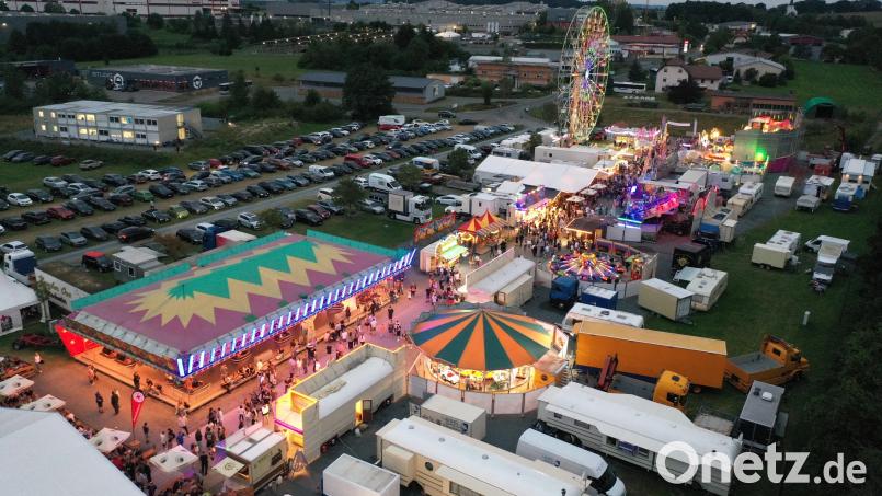 Hoch hergehen wird es von 13. bis 18. August auf dem Volksfestgelände in Kemnath, wenn die Klosterbrauerei zum 74. Wiesenfest einlädt. Bild: Stadt Kemnath/Robert Neuber