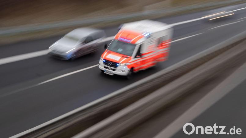 Bei dem Unfall wurde ein Fahrer lebensgefährlich verletzt (Illustration). Bild: Julian Stratenschulte/dpa