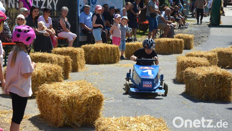 Einmal mehr war das Seifenkistenrennen in Themenreuth ein großer Anziehungspunkt für interessierte Zuschauer, die die jungen Fahrer entlang der Strecke anfeuerten. Bild: Josef Rosner