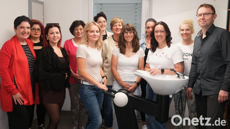 Der Fahnder der Finanzkontrolle Schwarzarbeit, Klaus Schell (rechts), informierte die Mitglieder der Friseurinnung Schwandorf im Salon von Obermeisterin Carina Distler (Dritte von rechts) über die verschärften Kontrollen. Es geht um Schwarzarbeit und Mindestlohn. Bild: Rudolf Hirsch