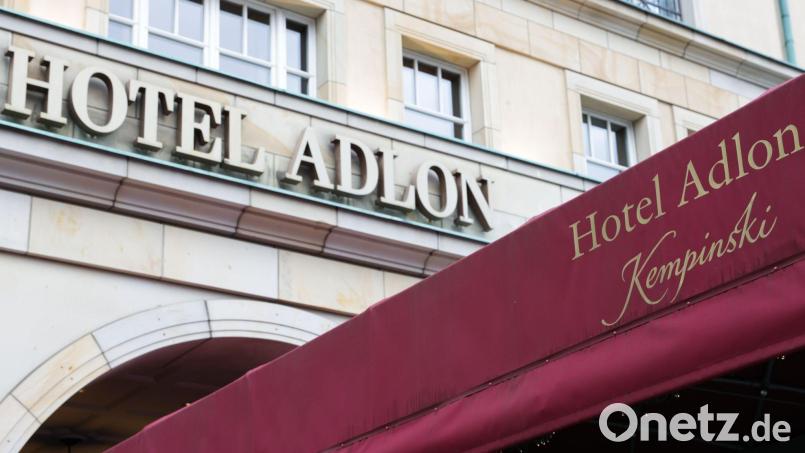 Das Hotel-Adlon soll verkauft werden. (Archivbild) Bild: Joerg Carstensen/dpa