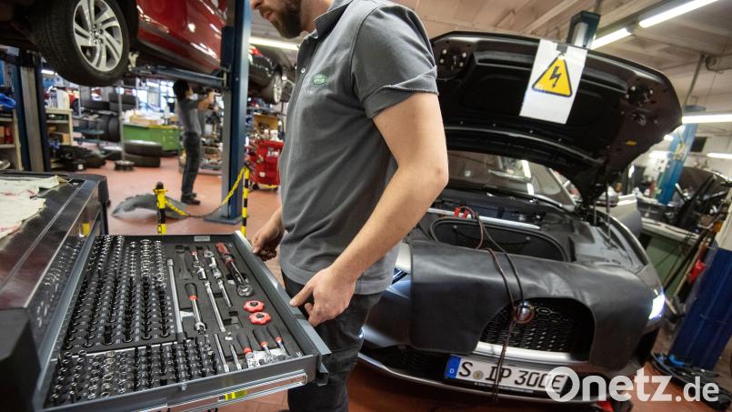 Verantwortlich für hohe Reparaturkosten sind nicht nur die Inflation und gestiegene Löhne, sondern auch die komplexe Fahrzeugtechnik moderner Autos. Hochsensible Sensoren, Kameras und modulare Bauteile erhöhen die Reparaturkosten – selbst bei vermeintlich kleinen Schäden. Symbolbild: Marijan Murat/dpa