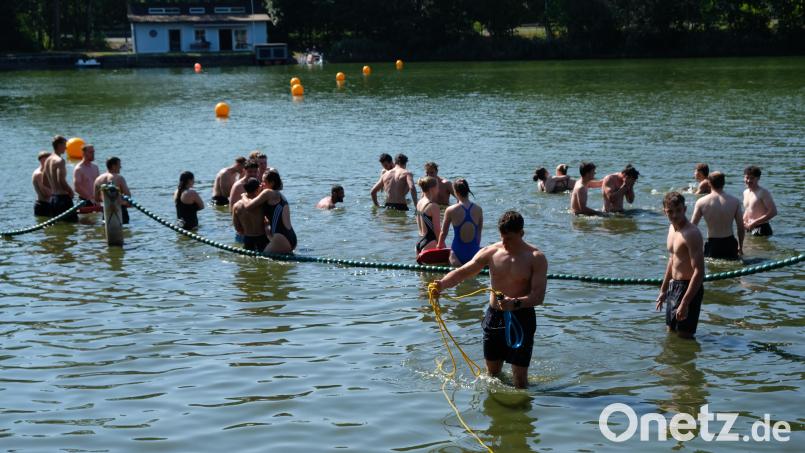 Das Rußweiher-Freibad war Schauplatz für den Praxistag "Rettungsschwimmen" der 110 Polizeischüler. Bild: Robert Dotzauer